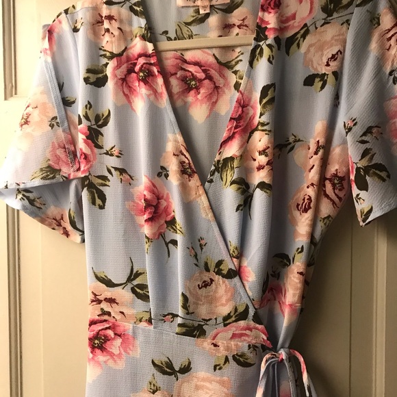 Dresses & Skirts - Beautiful summer dress with slit arms